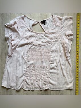 Jessica Simpson Light Pink Women's Crochet Detail Short Sleeve Top. Size 2XL
